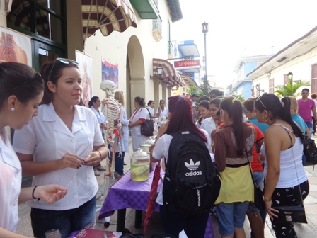 Una expo-feria de salud en el boulevard de la ciudad de Sancti Spíritus, fue una de las acciones efectuada  por los universitarios espirituanos en conmemoración al aniversario 95 de la fundación de la FEU. / Foto de la autora