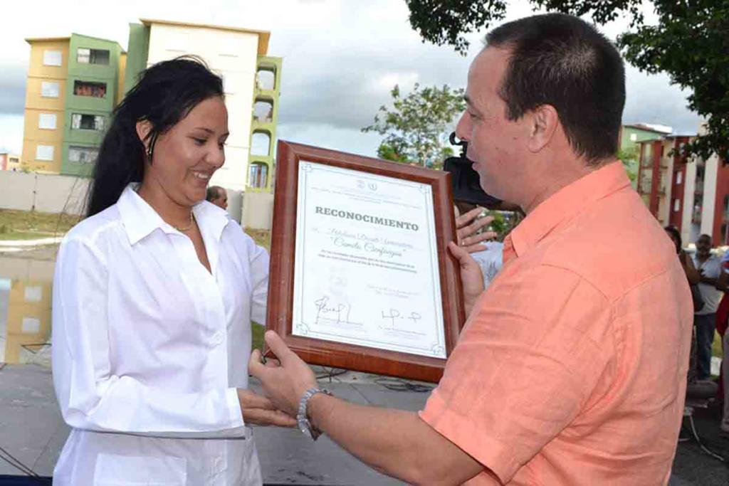 El viceministro primero del MINSAP entregó reconocimiento al colectivo del policlínico Camilo Cienfuegos por los resultados en sus servicios. Foto: Eddy Martin
