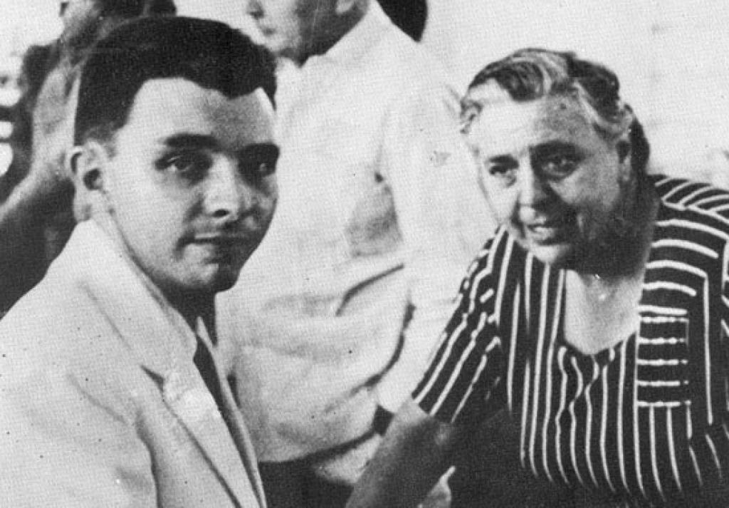 Junto a su madre Rosario, quien le enseñó los primeros pasos en la vida.