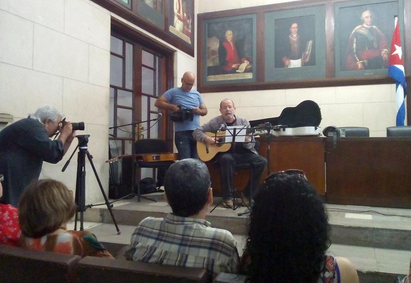 El destacado cantautor Silvio Rodríguez interpreta uno de los temas preferidos de Le Riverend, El Mayor.