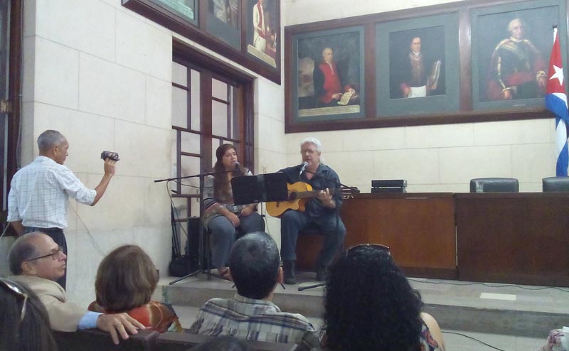 Dúo Darias interpreta una selección de los versos sencillos de José Martí musicalizados.