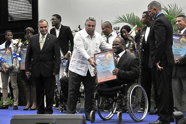 Ulises Guilarte, secretario general de la CTC, entrega los premios a los atletas más destacados en el deporte para discapacitados. Foto: José Raúl Rodríguez Robleda