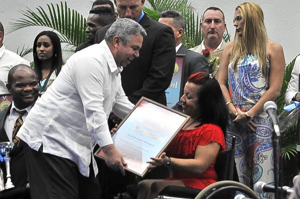 Ulises Guilarte, secretario general de la CTC, entrega los premios a los atletas más destacados en el deporte para discapacitados. Foto: José Raúl Rodríguez Robleda