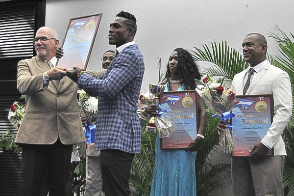 Antonio Becali, presidente del Inder, entrega el trofeo como mejor atleta del año a Julio César La Cruz. Foto: José Raúl Rodríguez Robleda