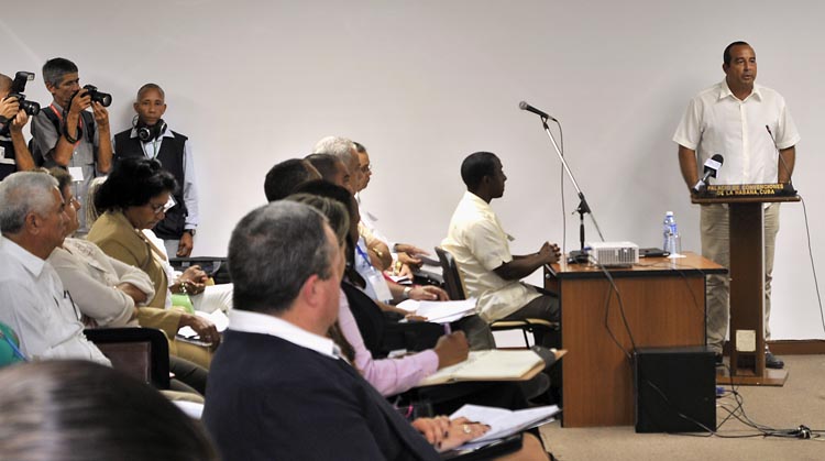 Yosvani Aragón expone antre la Comisión de Salud y Deporte del Parlamento. Foto: José Raúl Rodríguez Robleda