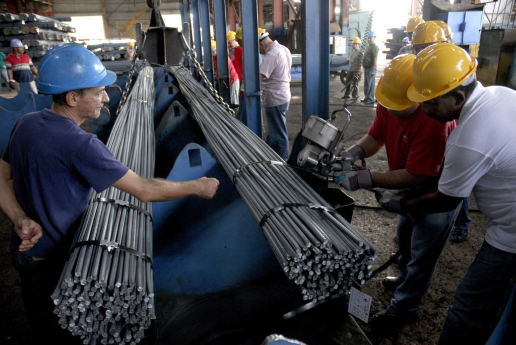 Trabajadores en la línea de fabricación de cabillas en uno de los laminadores de la Antillana de acero. / Foto: Reno Massola