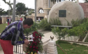 Homenaje de sindicalistas avileños ante el monolito que guarda las cenizas del Comandante en Jefe Fidel Castro Ruz. (Foto: José Luis Martínez Alejo) 