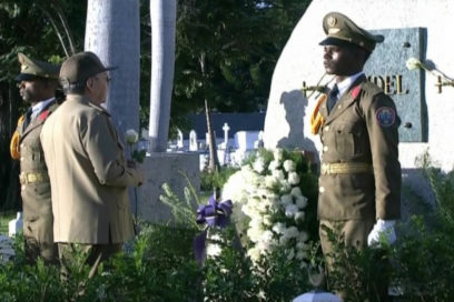 Asiste Raúl a ceremonia de homenaje a Fidel en Santa Ifigenia