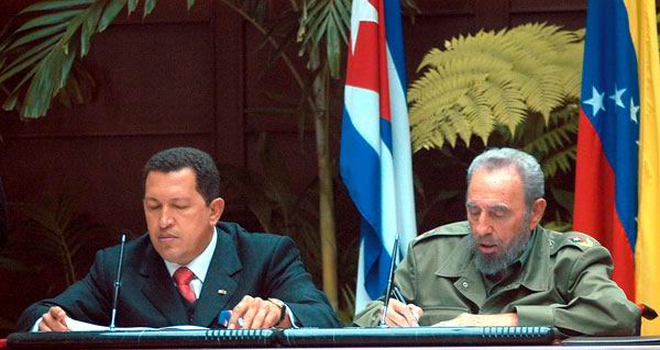 Hugo Chávez y Fidel Castro en la constitución del ALBA. Foto: Estudios Revolución