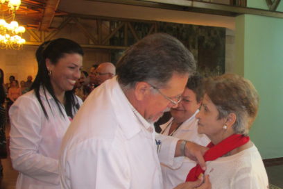 Profesionales de la salud reciben distinciones por su desempeño