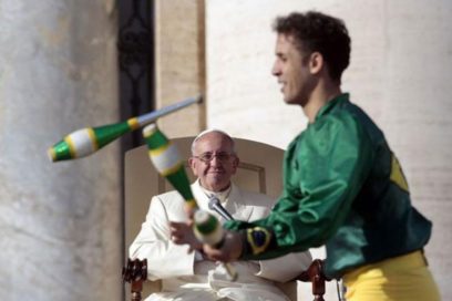 El papa Francisco disfruta presentación de artistas circenses cubanos