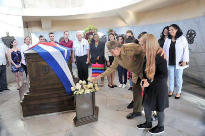 Jóvenes comparten junto a Raúl homenaje al Comandante en Jefe en Santa Ifigenia