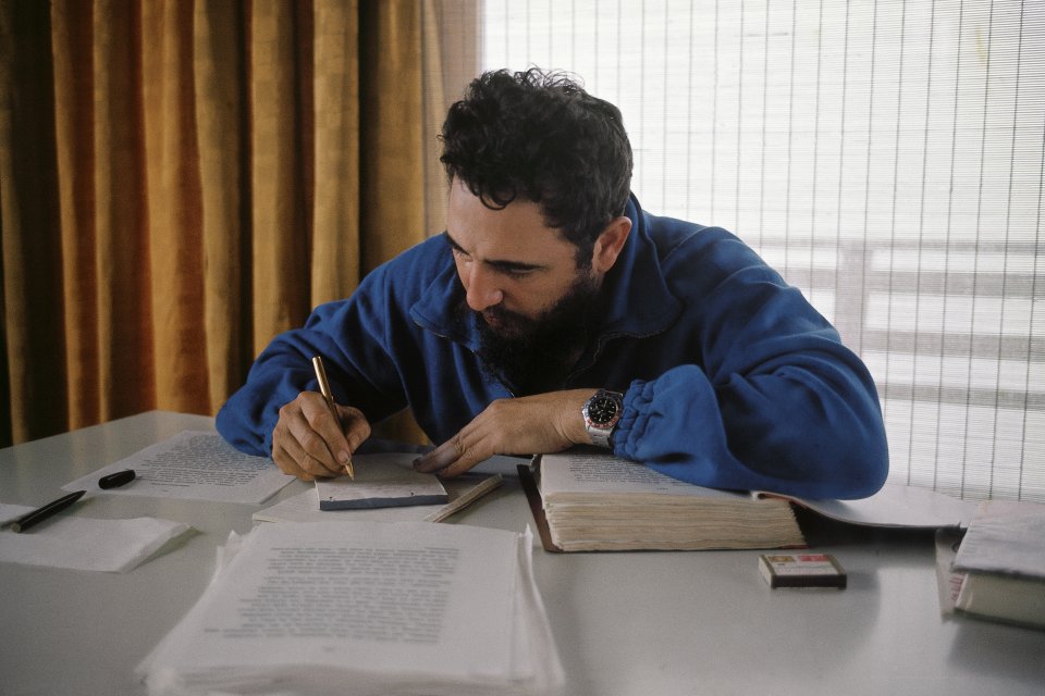 25 de julio de 1962. En Gran Piedra, Santiago de Cuba. Redactando el discurso que pronunciaría al otro día en esa provincia por el noveno aniversario de los asaltos a los cuarteles Moncada y Carlos Manuel de Céspedes.