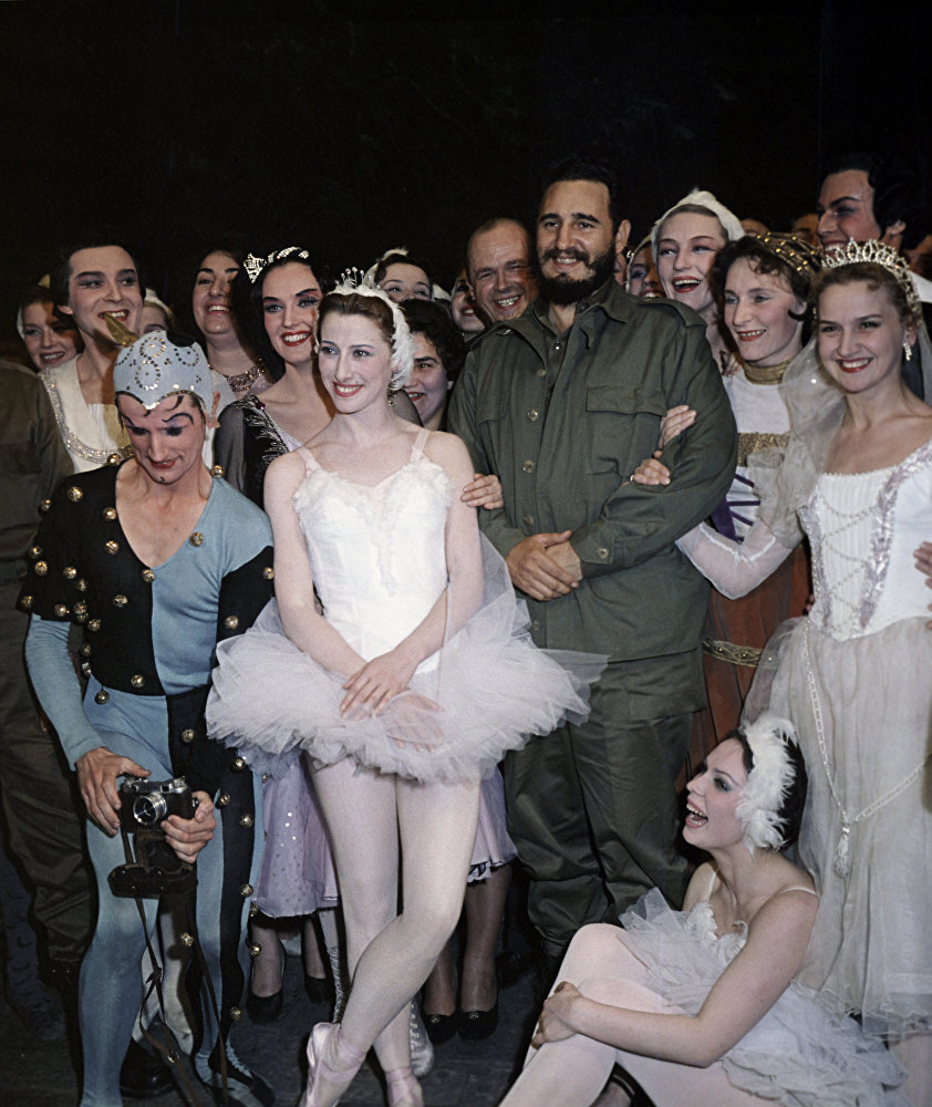 Moscú, URSS, 29 de abril de 1963. Con miembros de la Compañía Teatral Bolshói.
