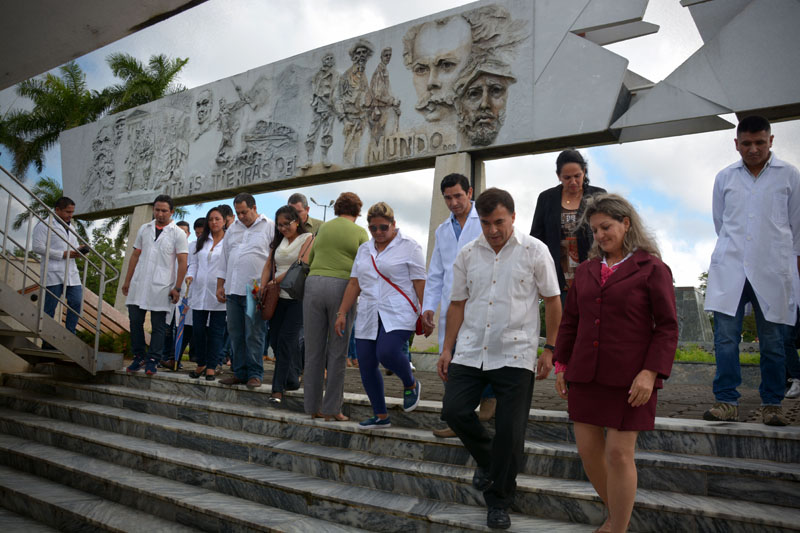 El Excelentísimo Señor Juan Ramón Quintana Taborga, embajador en Cuba del Estado Plurinacional de Bolivia recorre la Plaza de la Revolución Mayor General Calixto García, como parte de una visita de trabajo a la ciudad de Holguín. Foto: Juan Pablo Carreras