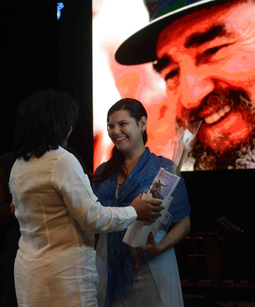 Entre los reconocidos estuvieron jóvenes investigadores santiagueros, ejemplos de lo que las palabras de Fidel: El futuro de nuestra patria tiene que ser, necesariamente, un futuro de hombres de ciencia. Foto: Miguel Rubiera Justiz
