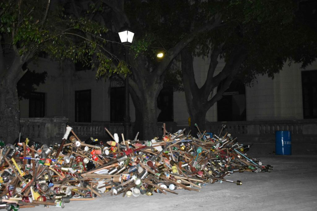 Como cada año, los pioneros elaboraron la mayoría de las antorchas de la marcha. Foto: Alejandro Benítez Guerra