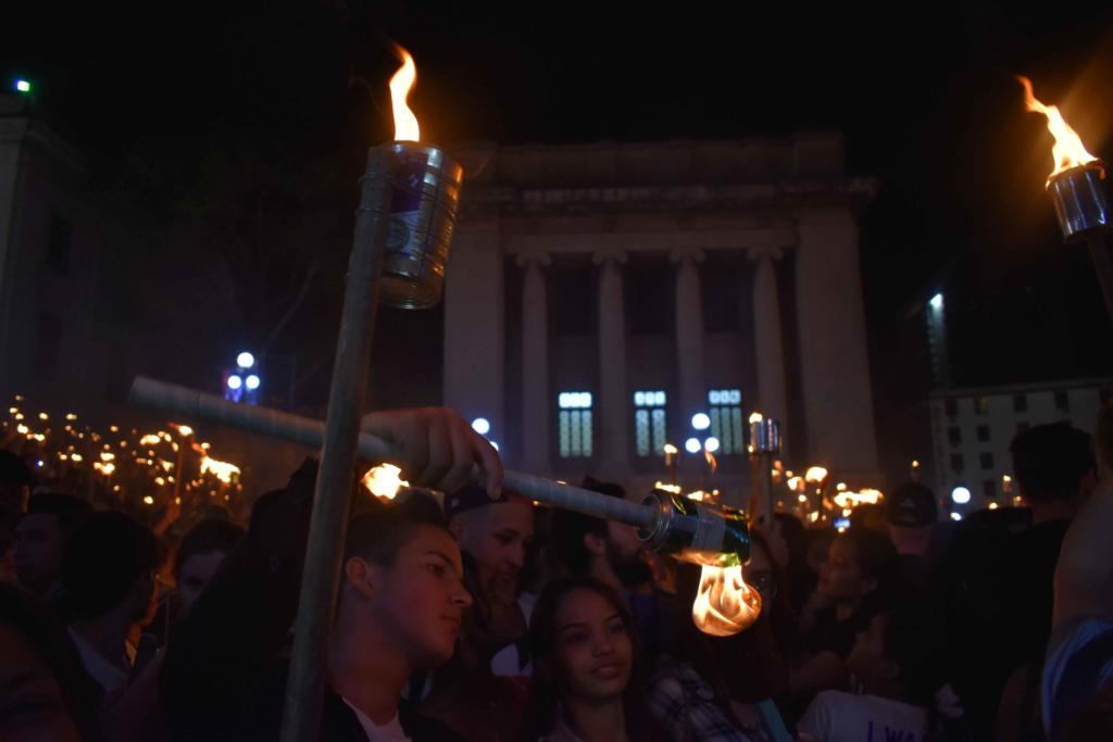 Las palabras del presidente nacional de la FEU, Raúl Palmero, dieron la orden de encender las antorchas. Foto: Alejandro Benítez Guerra