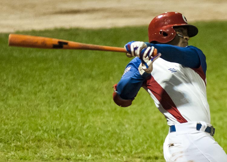 Roel Santos, imposible sacar outs. Foto: José Raúl Rodríguez Robleda