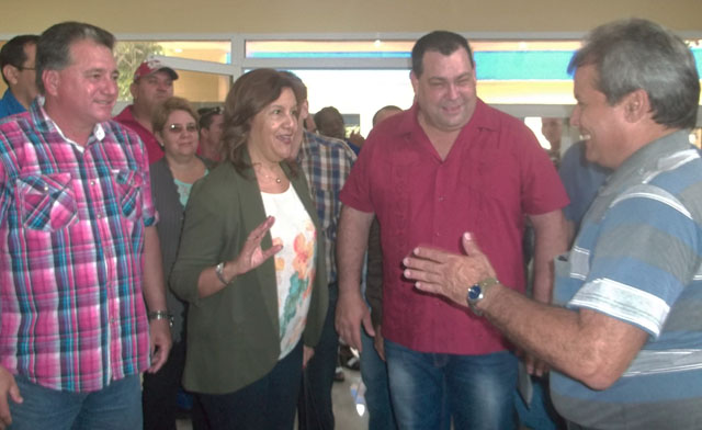 Oscar Benedico, director de la institución científica, explicó a la Doctora Elba Rosa Pérez Montoya, ministra del CITMA, sobre las ventajas de las modernas tecnologías y la profesionalidad del colectivo. Foto: José Luis Martínez Alejo