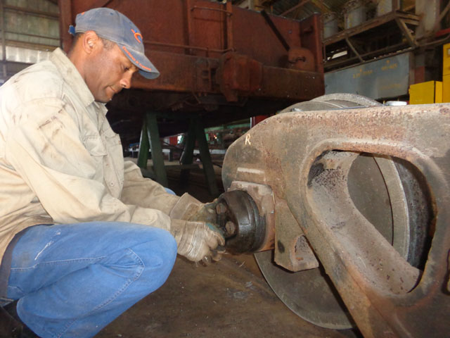 Mejor precaver atendiendo a tiempo los equipos para no lamentar “accidentes” en la gestión empresarial de la Unión de Ferrocarriles de Cuba. Foto: José Luis Martínez Alejo