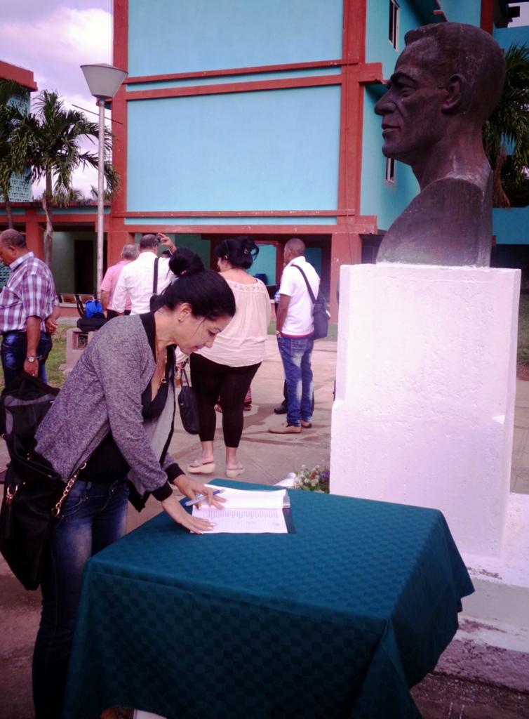 Los integrantes del Comité Nacional del SNTC firmaron el compromiso ético y moral con la Revolución, ante el busto de Lázaro Peña, en el Centro de Convenciones de la CTC, en la capital del país. / Foto: Ramón Barreras Ferrán.