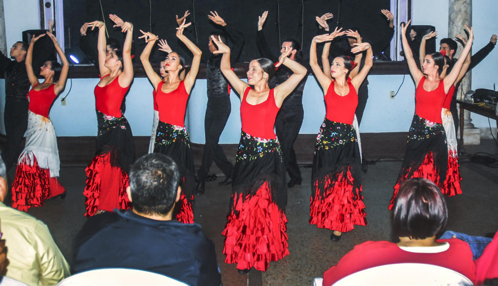 El Ballet Español de Cuba que dirige el maestro Eduardo Veitía. El trovador Gerardo Alfonso interpretó clásicos de su repertorio. Foto: Heriberto González Brito