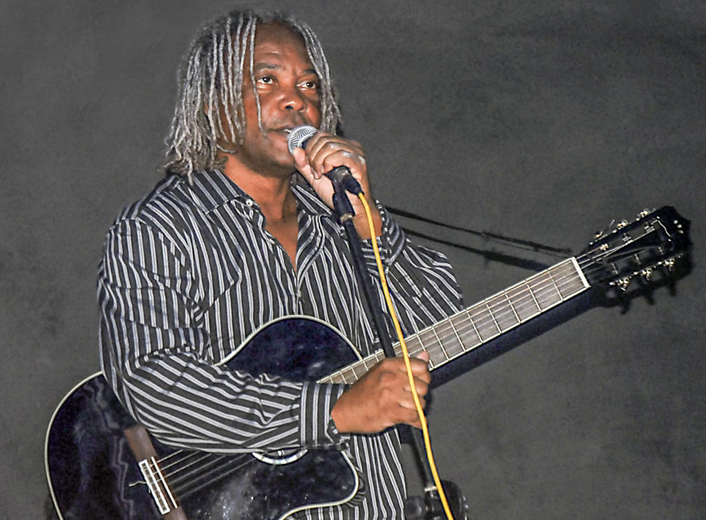 El trovador Gerardo Alfonso interpretó clásicos de su repertorio. Foto: Heriberto González Brito