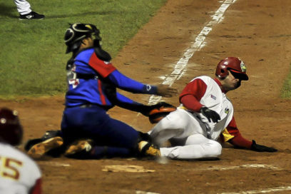 Out 27: Yoanni Yera pintó la noche de rojo