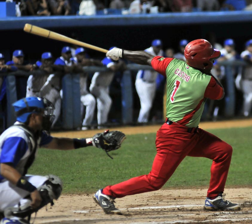 Danel Castro, otra vez hombre grande por LAs Tunas. Foto: José Raúl Rodríguez Robleda