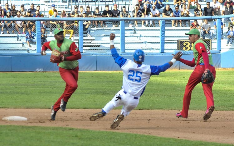 Mucha entrega y tensión en todos los partidos del play off. Foto: José Raúl Rodríguez Robleda