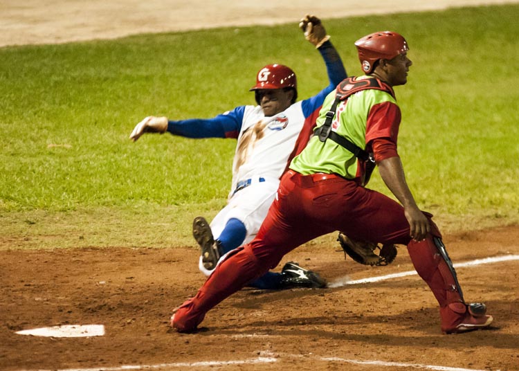 Quinto juego entre Granma y Las Tunas. Foto: José Raúl Rodríguez Robleda.