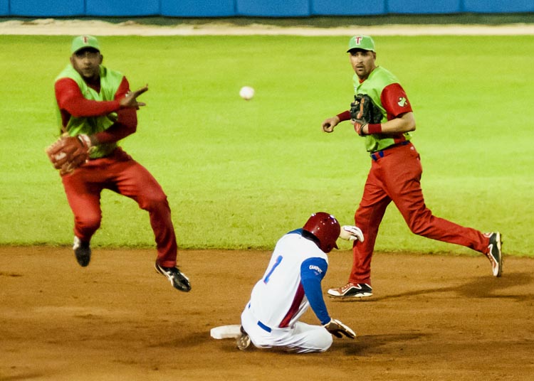 Quinto juego entre Las Tunas-Granma de la final del béisbol cubano. Foto: José Raúl Rodríguez Robleda.