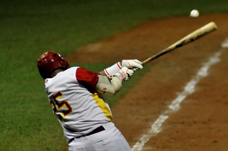 Frederich Cepeda, lo mejor por Matanzas en el primer partido contra Granma. Foto: José Raúl Rodríguez Robleda