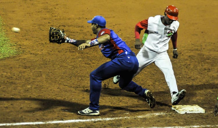Primer juego de la final entre Las Tunas y Granma. Foto: José Raul Rodríguez Robleda