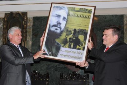 Otorga Universidad de La Habana reconocimiento especial a Raúl