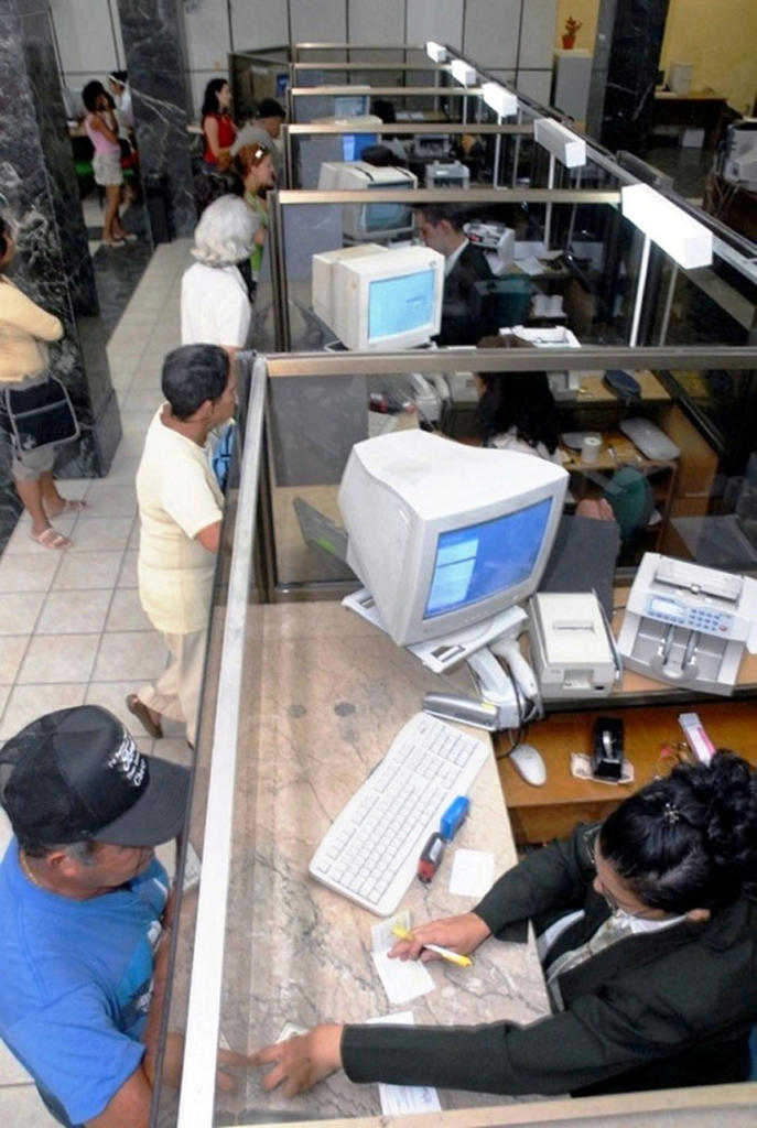 El pago de los impuestos lo realizan los trabajadores no estatales en las agencias bancarias. Foto: Modesto Gutiérrez, ACN
