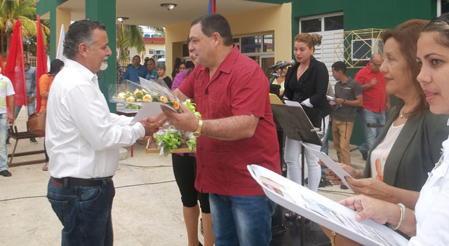 Félix Duarte Ortega, miembro del Comité Central del Partido Comunista de Cuba y primer secretario en Ciego de Ávila, tuvo a cargo también la entrega de reconocimientos a los más destacados del sector de la ciencia durante el año 2017. Foto: José Luis Martínez Alejo