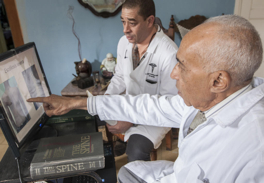 El doctor Raúl Candebat Candebat y su hijo, también médico ortopédico, Raúl Candebat Rubio. Foto: René Pérez Massola
