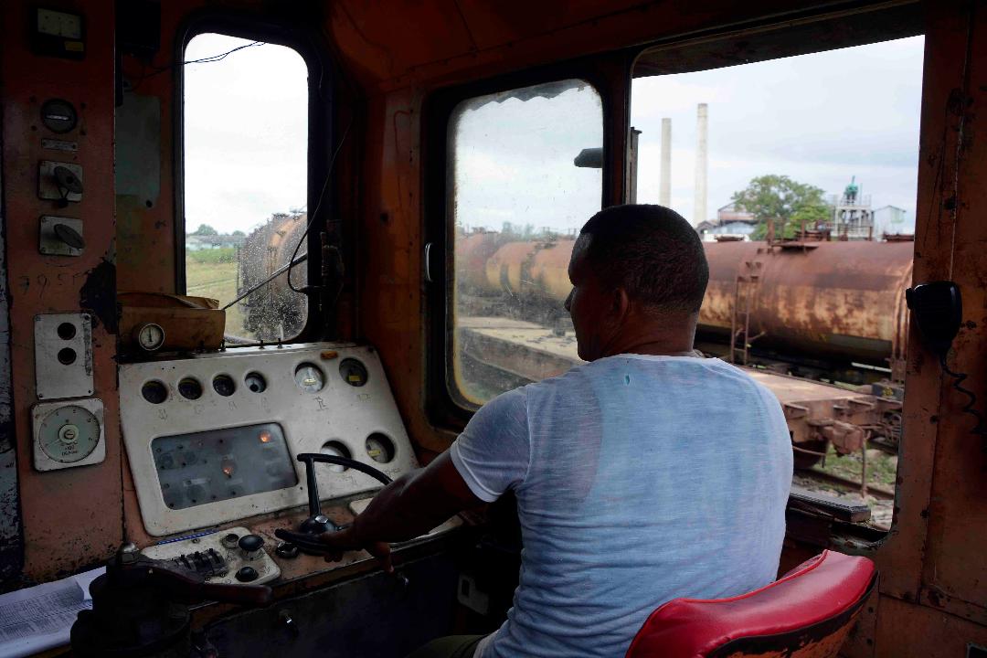 En Ferroazúcar Santiago saben cómo hacer eficientes las vetustas locomotoras. Foto: Miguel Rubiera Justiz