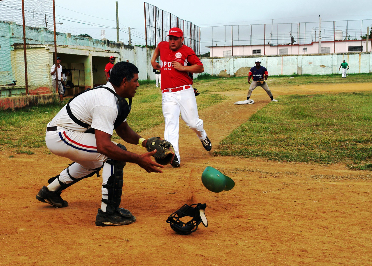 La refinería de petróleo de Cienfuegos es ejemplo en la práctica de ejercicios físicos y la realización de eventos deportivos. | foto: Isel Morfa