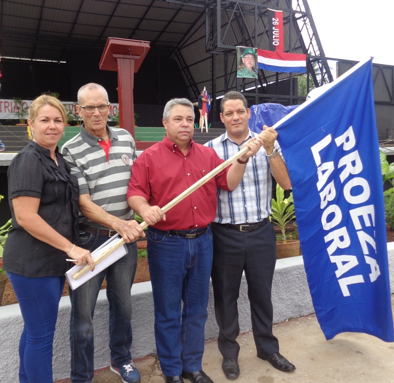 Ulises Guilarte De Nacimiento, secretario general de la CTC, y su homóloga en Matanzas, entregaron el alto reconocimiento a Arnaldo Díaz y a Irán Ramos. Foto: Noryis