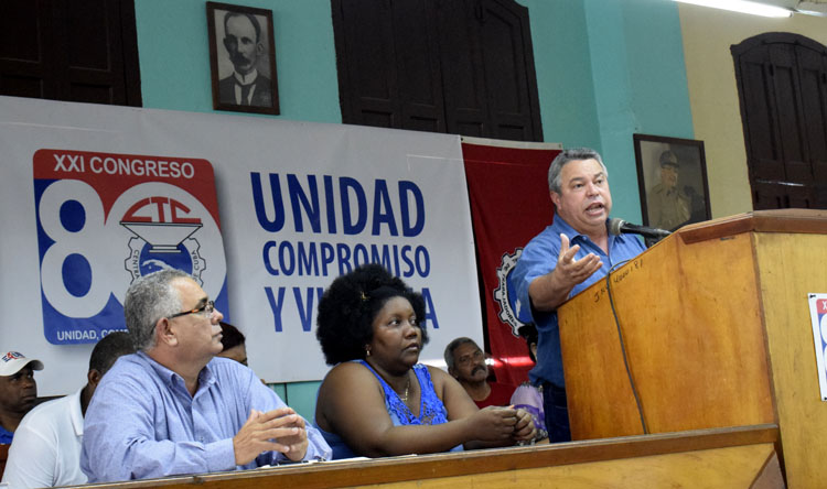 Al intervenir en el acto, Guilarte De Nacimiento destacó la combatividad , espíritu de lucha proletaria de los tabacaleros en diversos escenarios. Este es el sector base donde reafirmó y consolidó su conciencia revolucionaria y comunista Lázaro Peña González, Capitán de la clase obrera cubana. Foto: Agustín Borrego Torres