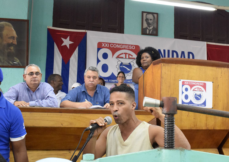 El joven tabaquero Vladimir Barbosa  recabó de sus compañeros “elevar al máximo la disciplina en cada puesto de trabajo. Foto: Agustín Borrego Torres