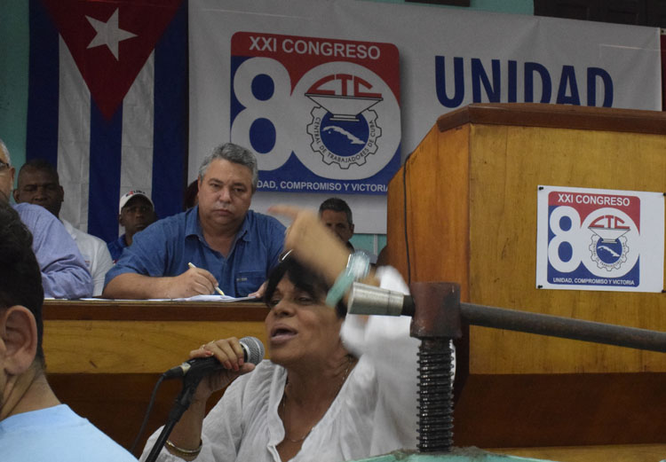 Marta Riquelmes, del área de recursos humanos, significó el orgullo que representa para el colectivo ser los iniciadores de tan importante proceso, lo cual también significa un compromiso para cumplir con eficiencia y calidad los planes productivos con destino a la exportación y al consumo nacional. Foto: Agustín Borrego Torres