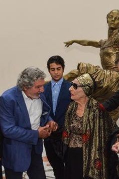 Durante la develación de la escultura Alicia Alonso dialogó con uno de sus autores, José Villa Soberón. Foto: Marcelino Vázquez Hernández, ACN