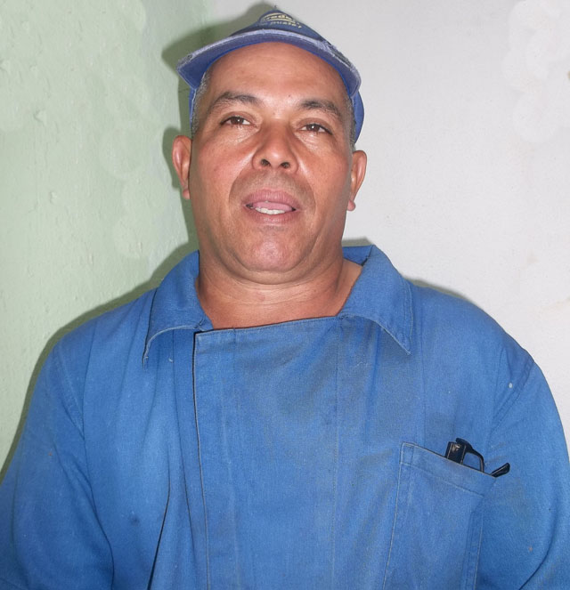 “Mejoramos el equipamiento para mayor seguridad y salud en el trabajo”, afirma el mecánico Félix Nelson. Foto: José Luis Martínez Alejo