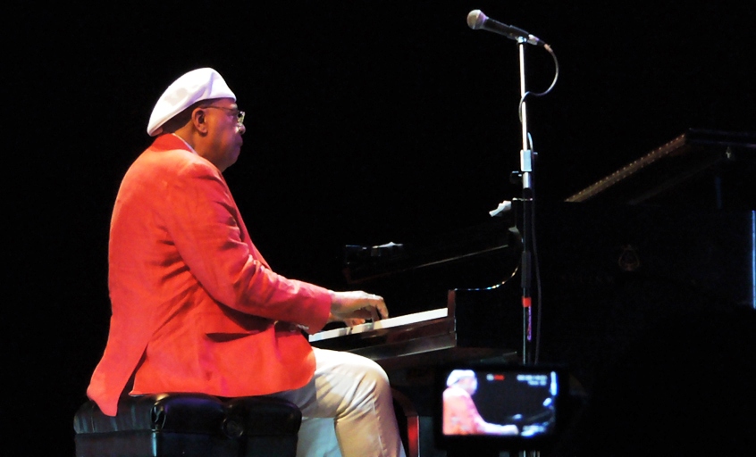El maestro improvisando en el piano. Foto: Yimel Díaz Malmierca