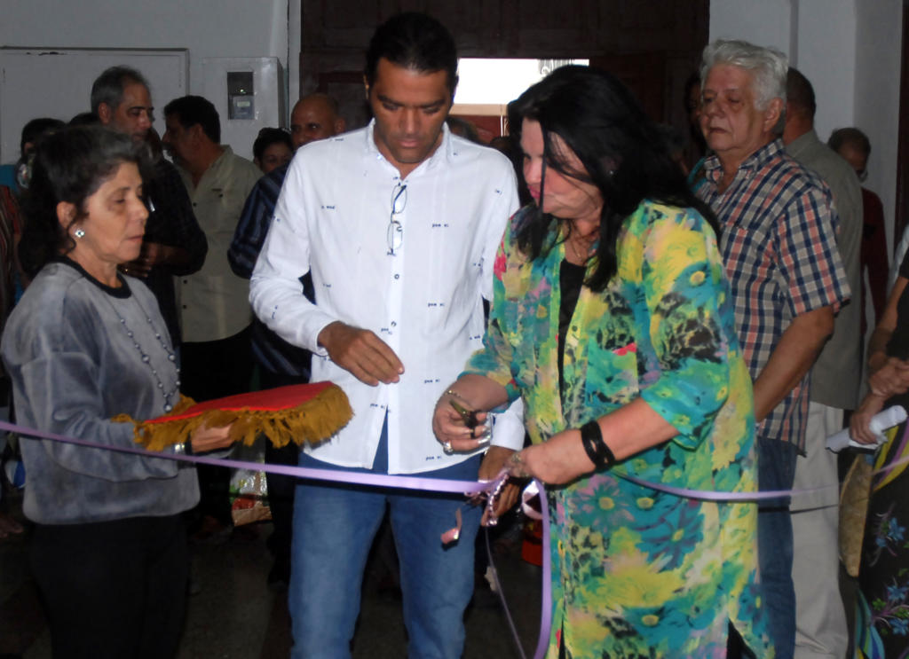 Nereyda López Labrada, secretaria general del Sindicato Nacional de Trabajadores de la Cultura, junto al artista de la plástica Armando Marcos Suárez, en el acto de inauguración de la muestra. Foto: Heriberto González Britto