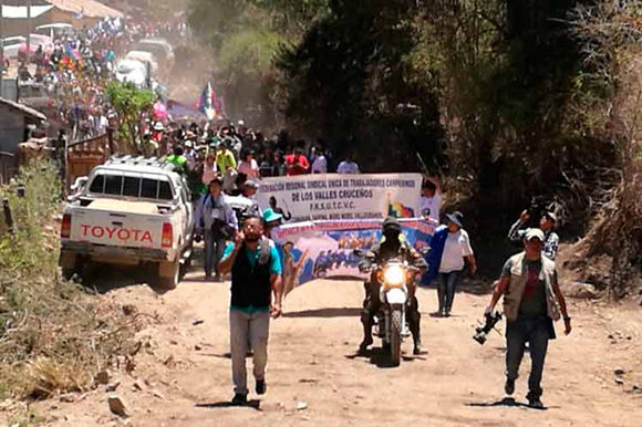 Caminata en Bolivia como homenaje al Che en el 50 aniversario de su caída en combate. Foto: Prensa Latina.